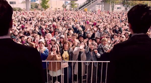 【動画】嵐・年賀はがきの最新CMは1,000人超のエキストラでまさにコンサート！.png
