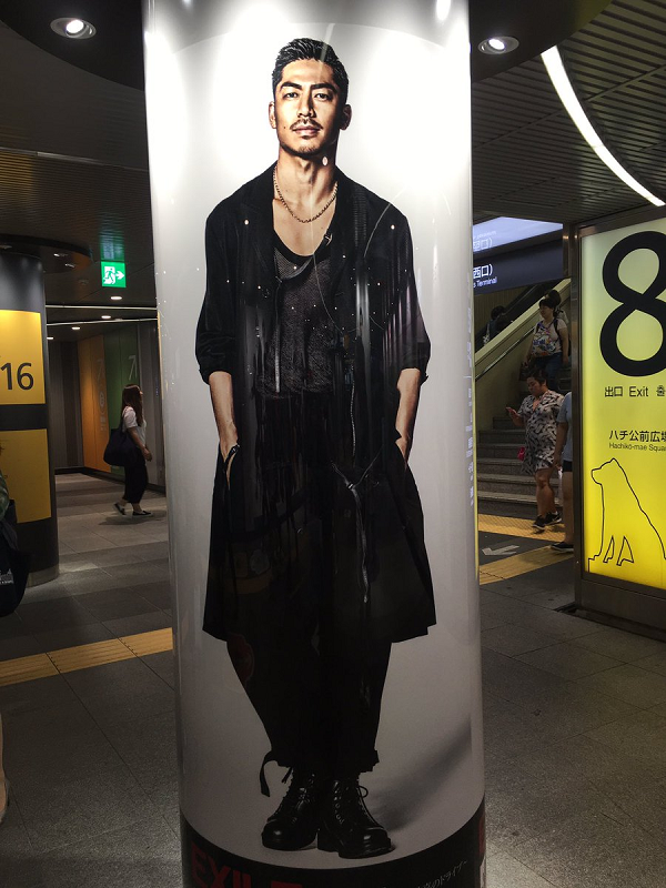 【画像】AKIRA｜渋谷駅にEXILEの巨大ポスター＆柱巻が期間限定で登場！.png