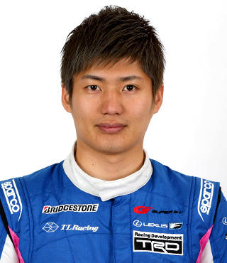 レーシングドライバーの大嶋和也.png